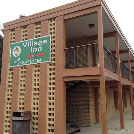 Village Inn Motel - Berrien Springs ภายนอก รูปภาพ